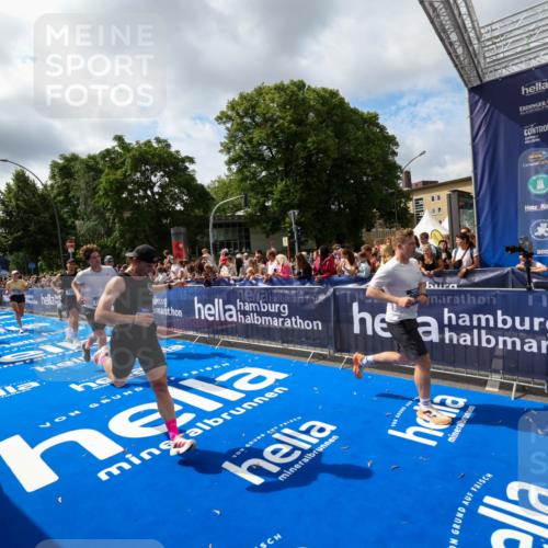 29.06.2025 - hella hamburg halbmarathon Zöllner http://msf.ph/oto/8405474 29.06.2025 10:40:37 Ziel 1912, 7284, 8966, 10978, 11767, 12365, 12540, 15015, 15164, 15542, 17214, 17724, 18192 meine-sportfotos.de
