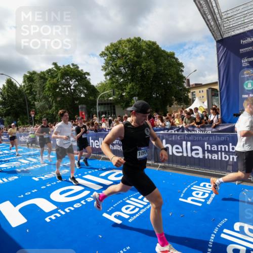 29.06.2025 - hella hamburg halbmarathon Zöllner http://msf.ph/oto/8405490 29.06.2025 10:40:37 Ziel 1912, 7284, 8966, 10978, 11767, 12365, 12540, 15015, 15164, 15542, 17214, 17724, 18192 meine-sportfotos.de