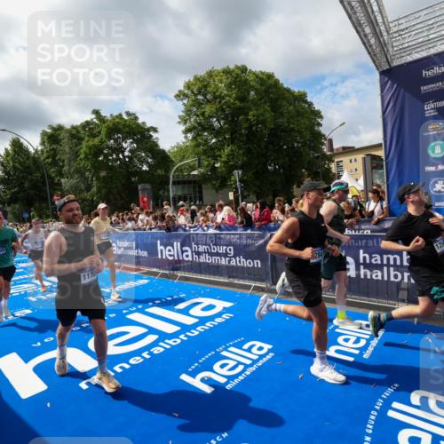 29.06.2025 - hella hamburg halbmarathon Zöllner http://msf.ph/oto/8405519 29.06.2025 10:40:39 Ziel 1912, 2324, 4843, 7284, 11767, 12365, 12540, 12865, 14272, 14820, 15015, 15164, 15493, 15542, 16599, 17214, 17724, 18192, 18399 meine-sportfotos.de
