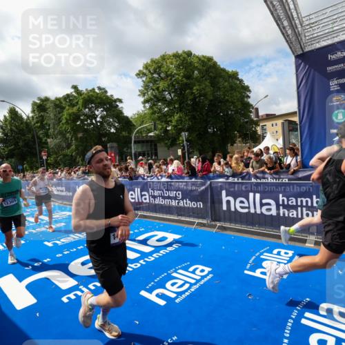 29.06.2025 - hella hamburg halbmarathon Zöllner http://msf.ph/oto/8405534 29.06.2025 10:40:39 Ziel 1912, 2324, 4843, 7284, 11767, 12365, 12540, 12865, 14272, 14820, 15015, 15164, 15493, 15542, 16599, 17214, 17724, 18192, 18399 meine-sportfotos.de