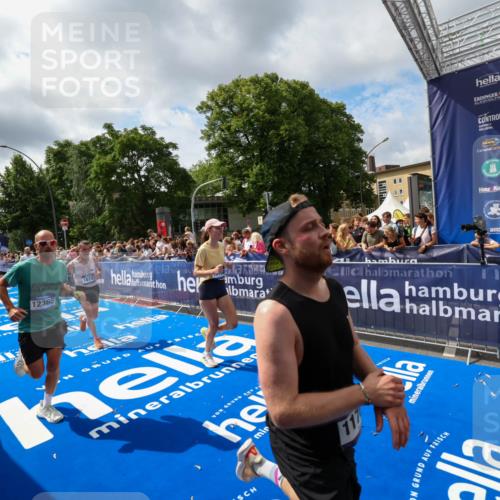 29.06.2025 - hella hamburg halbmarathon Zöllner http://msf.ph/oto/8405550 29.06.2025 10:40:39 Ziel 1912, 2324, 4843, 7284, 11767, 12365, 12540, 12865, 14272, 14820, 15015, 15164, 15493, 15542, 16599, 17214, 17724, 18192, 18399 meine-sportfotos.de