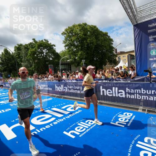 29.06.2025 - hella hamburg halbmarathon Zöllner http://msf.ph/oto/8405566 29.06.2025 10:40:39 Ziel 1912, 2324, 4843, 7284, 11767, 12365, 12540, 12865, 14272, 14820, 15015, 15164, 15493, 15542, 16599, 17214, 17724, 18192, 18399 meine-sportfotos.de