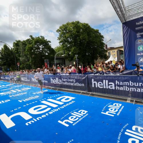 29.06.2025 - hella hamburg halbmarathon Zöllner http://msf.ph/oto/8405581 29.06.2025 10:40:41 Ziel 1912, 2324, 2714, 4843, 7622, 9294, 12365, 12865, 14272, 14820, 15015, 15493, 15542, 16599, 17724, 18192, 18399 meine-sportfotos.de