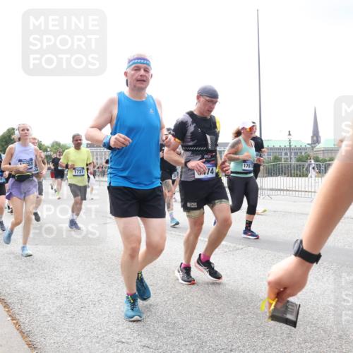 29.06.2025 - hella hamburg halbmarathon Lena Gebhardt http://msf.ph/oto/8405610 29.06.2025 10:41:15 Lombardsbrücke 4775, 10835, 1105, 1731, 17872, 1317, 1536, 1542, 1731, 2229, 2258, 2299, 2805, 2858, 3344, 3532, 3533, 3623, 3694, 4234, 4412, 4415, 4530, 4610, 4638, 4774, 4775, 5086, 5225, 5549, 5688, 5689, 5753, 5928, 5942, 6088, 6098, 6250, 6289, 6474, 6793, 6842, 6894, 7022, 7023, 7293, 7661, 7821, 7829, 8293, 8385, 8429, 8430, 8586, 8751, 8769, 8878, 8992, 9009, 9237, 9962, 10181, 10269, 10348, 10407, 10483, 10644, 10835, 11053, 11166 meine-sportfotos.de