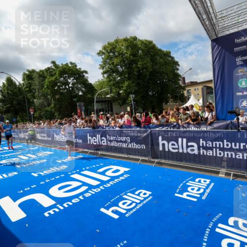 29.06.2025 - hella hamburg halbmarathon Zöllner http://msf.ph/oto/8405614 29.06.2025 10:40:43 Ziel 1912, 2324, 2714, 4843, 4889, 5745, 7622, 9294, 10900, 12865, 14092, 14272, 14820, 15015, 15351, 15493, 15542, 16201, 16599, 17724, 18399 meine-sportfotos.de