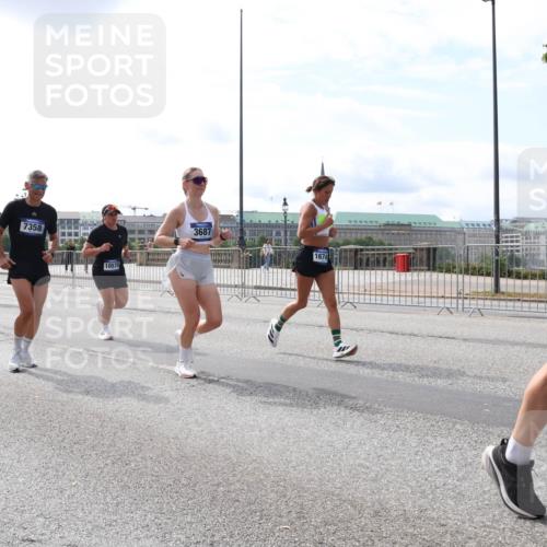 29.06.2025 - hella hamburg halbmarathon Lena Gebhardt http://msf.ph/oto/8405617 29.06.2025 10:16:37 Lombardsbrücke 1291, 7358, 10575, 3687, 1674, 17, 1117, 1212, 1240, 1244, 1403, 1599, 1602, 1825, 2347, 2803, 2835, 2912, 3030, 3088, 3134, 3156, 3176, 3450, 3484, 3648, 3687, 4478, 4583, 4637, 5036, 5037, 5294, 6024, 6328, 6488, 6742, 6941, 6948, 7158, 7358, 7360, 7753, 7924, 8295, 8317, 8597, 8619, 8645, 8707, 8847, 8857, 9091, 9208, 9332, 9492, 9601, 9628, 9664, 9676, 9810, 9881, 10076, 10139, 10141, 10183, 10232, 10292, 10844, 10990, 11344, 11345 meine-sportfotos.de