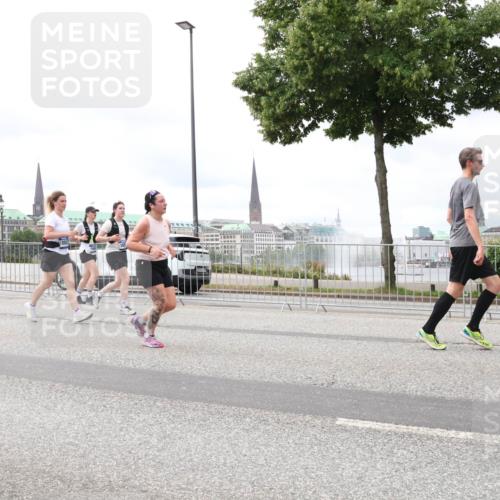 29.06.2025 - hella hamburg halbmarathon Lena Gebhardt http://msf.ph/oto/8405620 29.06.2025 10:58:39 Lombardsbrücke 1882, 1001, 1326, 1365, 1380, 1514, 1646, 1845, 2043, 2057, 2449, 2649, 2929, 3416, 3540, 3565, 3868, 4042, 4043, 4117, 4225, 4294, 5104, 5159, 5655, 5732, 5782, 5988, 6010, 6330, 6341, 6554, 6588, 6633, 6638, 6702, 6825, 6927, 7095, 7096, 7262, 7443, 7617, 7664, 7870, 7933, 7957, 7967, 8076, 8489, 8545, 8547, 8592, 8701, 8752, 9123, 9221, 9225, 9239, 9563, 9636, 9889, 9960, 9982, 10498 meine-sportfotos.de
