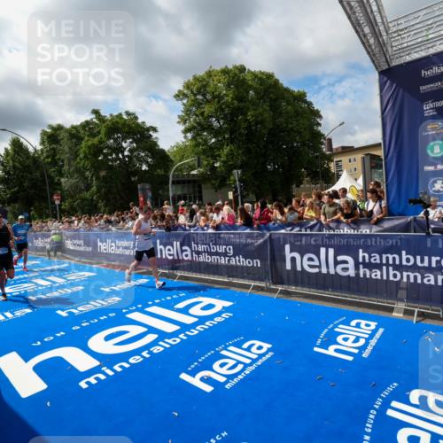 29.06.2025 - hella hamburg halbmarathon Zöllner http://msf.ph/oto/8405622 29.06.2025 10:40:43 Ziel 1912, 2324, 2714, 4843, 4889, 5745, 7622, 9294, 10900, 12865, 14092, 14272, 14820, 15015, 15351, 15493, 15542, 16201, 16599, 17724, 18399 meine-sportfotos.de