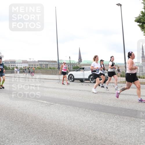 29.06.2025 - hella hamburg halbmarathon Lena Gebhardt http://msf.ph/oto/8405643 29.06.2025 10:58:40 Lombardsbrücke 7870, 1001, 1326, 1365, 1380, 1514, 1646, 1845, 2043, 2057, 2449, 2649, 2929, 3416, 3540, 3565, 3868, 4042, 4043, 4117, 4225, 4294, 4577, 4648, 5104, 5159, 5655, 5732, 5782, 5988, 6010, 6330, 6341, 6554, 6588, 6633, 6638, 6702, 6825, 6927, 7095, 7096, 7262, 7443, 7617, 7664, 7870, 7933, 7957, 7967, 8076, 8489, 8545, 8547, 8592, 8701, 8752, 9123, 9221, 9225, 9239, 9563, 9636, 9889, 9960, 9982, 10498 meine-sportfotos.de