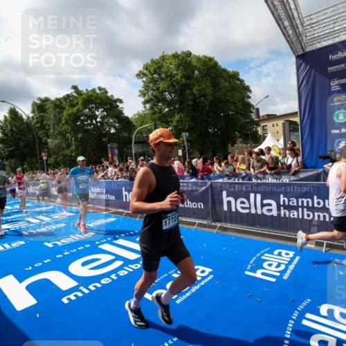 29.06.2025 - hella hamburg halbmarathon Zöllner http://msf.ph/oto/8405654 29.06.2025 10:40:45 Ziel 1882, 1912, 2324, 2714, 2750, 4634, 4843, 4889, 5014, 5026, 5745, 7080, 7622, 8074, 8629, 9294, 10900, 12865, 14092, 14272, 14820, 15351, 15493, 15542, 16201, 16249, 16599, 17486, 17724, 18399 meine-sportfotos.de