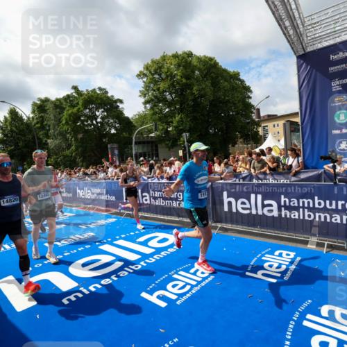 29.06.2025 - hella hamburg halbmarathon Zöllner http://msf.ph/oto/8405683 29.06.2025 10:40:46 Ziel 1882, 1912, 2324, 2714, 2750, 4634, 4843, 4889, 5014, 5026, 5745, 7080, 7622, 8074, 8629, 9294, 10900, 11959, 12865, 14092, 14272, 14820, 15351, 15493, 16201, 16249, 16599, 17486, 18399 meine-sportfotos.de
