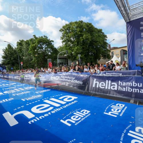 29.06.2025 - hella hamburg halbmarathon Zöllner http://msf.ph/oto/8405688 29.06.2025 10:05:23 Ziel 17, 19 meine-sportfotos.de