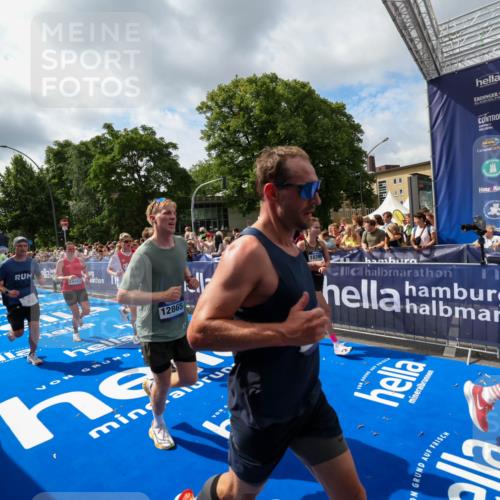 29.06.2025 - hella hamburg halbmarathon Zöllner http://msf.ph/oto/8405710 29.06.2025 10:40:46 Ziel 1882, 1912, 2324, 2714, 2750, 4634, 4843, 4889, 5014, 5026, 5745, 7080, 7622, 8074, 8629, 9294, 10900, 11959, 12865, 14092, 14272, 14820, 15351, 15493, 16201, 16249, 16599, 17486, 18399 meine-sportfotos.de