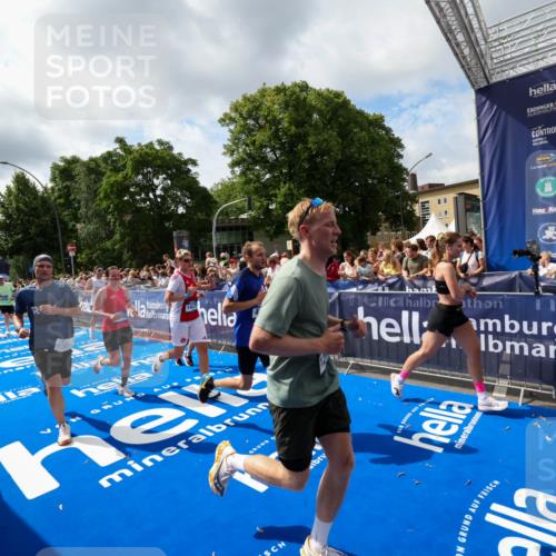 29.06.2025 - hella hamburg halbmarathon Zöllner http://msf.ph/oto/8405717 29.06.2025 10:40:47 Ziel 1882, 2324, 2714, 2750, 4634, 4843, 4889, 5014, 5026, 5745, 7080, 7622, 8074, 8629, 9294, 10900, 11959, 12865, 14092, 14272, 14820, 15351, 15493, 16201, 16249, 16599, 17486, 18399 meine-sportfotos.de