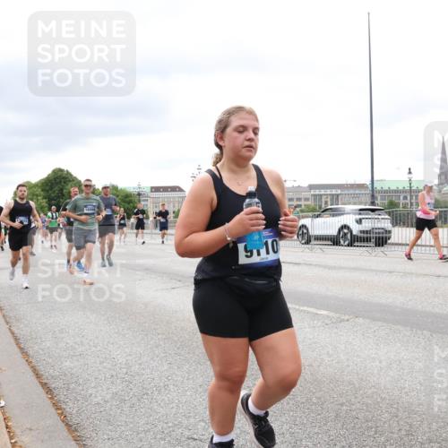 29.06.2025 - hella hamburg halbmarathon Lena Gebhardt http://msf.ph/oto/8405724 29.06.2025 10:58:40 Lombardsbrücke 1646, 16998, 10, 1001, 1326, 1365, 1380, 1514, 1646, 1845, 2043, 2057, 2449, 2649, 2929, 3416, 3540, 3565, 3868, 4042, 4043, 4117, 4225, 4294, 4577, 4648, 5104, 5159, 5655, 5732, 5782, 5988, 6010, 6330, 6341, 6554, 6588, 6633, 6638, 6702, 6825, 6927, 7095, 7096, 7262, 7443, 7617, 7664, 7870, 7933, 7957, 7967, 8076, 8489, 8545, 8547, 8592, 8701, 8752, 9123, 9221, 9225, 9239, 9563, 9636, 9889, 9960, 9982, 10498 meine-sportfotos.de