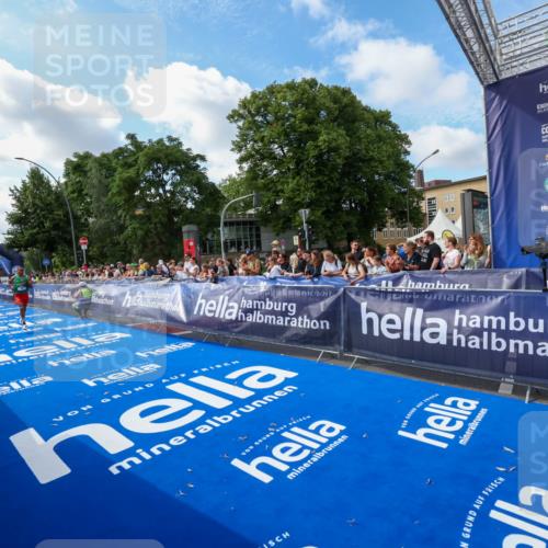 29.06.2025 - hella hamburg halbmarathon Zöllner http://msf.ph/oto/8405732 29.06.2025 10:05:29 Ziel 17 meine-sportfotos.de