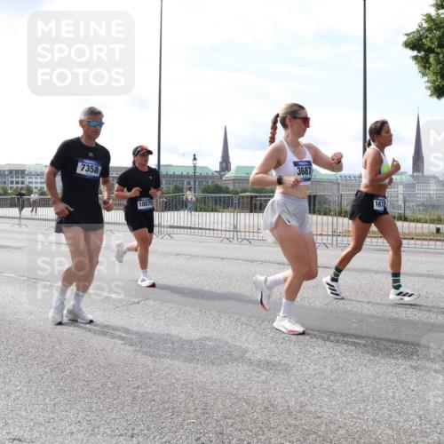 29.06.2025 - hella hamburg halbmarathon Lena Gebhardt http://msf.ph/oto/8405746 29.06.2025 10:16:37 Lombardsbrücke 12911, 7358, 10575, 3687, 1117, 1212, 1240, 1244, 1403, 1599, 1602, 1825, 2347, 2803, 2835, 2912, 3030, 3088, 3134, 3156, 3176, 3450, 3484, 3648, 3687, 4478, 4583, 4637, 5036, 5037, 5294, 6024, 6328, 6488, 6742, 6941, 6948, 7158, 7358, 7360, 7753, 7924, 8295, 8317, 8597, 8619, 8645, 8707, 8847, 8857, 9091, 9208, 9332, 9492, 9601, 9628, 9664, 9676, 9810, 9881, 10076, 10139, 10141, 10183, 10232, 10292, 10844, 10990, 11344, 11345 meine-sportfotos.de