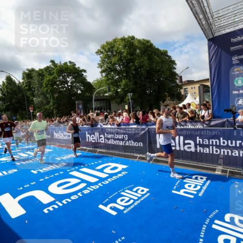 29.06.2025 - hella hamburg halbmarathon Zöllner http://msf.ph/oto/8405757 29.06.2025 10:40:48 Ziel 1882, 2324, 2714, 2750, 4634, 4889, 5014, 5026, 5745, 6429, 7080, 7622, 8074, 8629, 9294, 9979, 10900, 11959, 14092, 14272, 15351, 15493, 16201, 16249, 16599, 17486 meine-sportfotos.de