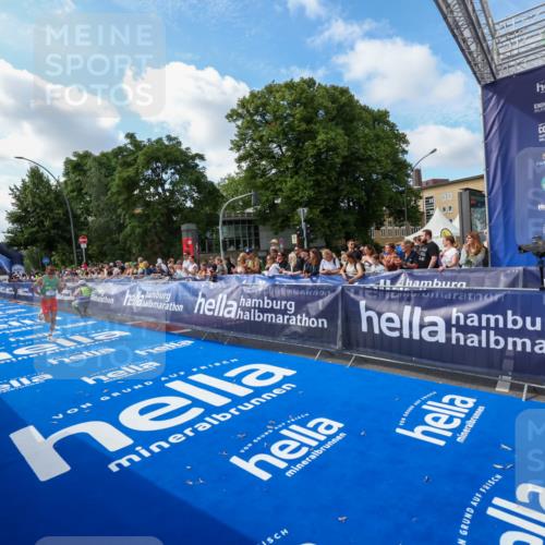 29.06.2025 - hella hamburg halbmarathon Zöllner http://msf.ph/oto/8405759 29.06.2025 10:05:30 Ziel 17 meine-sportfotos.de