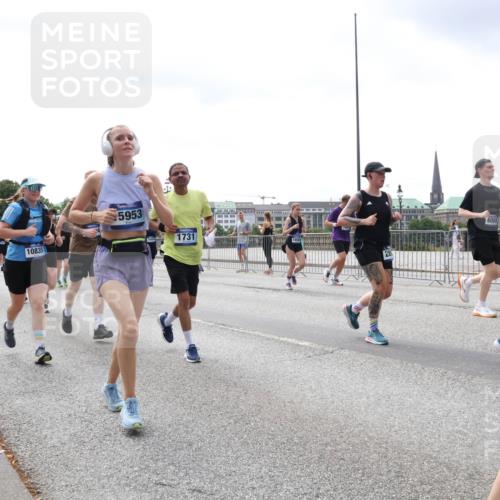 29.06.2025 - hella hamburg halbmarathon Lena Gebhardt http://msf.ph/oto/8405767 29.06.2025 10:41:16 Lombardsbrücke 4775, 10835, 5953, 6088, 1731, 1317, 1536, 1542, 1731, 2229, 2258, 2805, 2858, 3344, 3532, 3533, 3623, 3694, 4234, 4412, 4415, 4530, 4610, 4638, 4774, 4775, 5086, 5225, 5549, 5688, 5689, 5753, 5928, 5942, 6088, 6098, 6250, 6474, 6793, 6842, 6894, 7022, 7023, 7293, 7661, 7821, 7829, 8293, 8385, 8429, 8430, 8586, 8751, 8769, 8878, 8992, 9009, 9237, 9962, 10181, 10269, 10348, 10407, 10483, 10644, 10835, 11053, 11166 meine-sportfotos.de