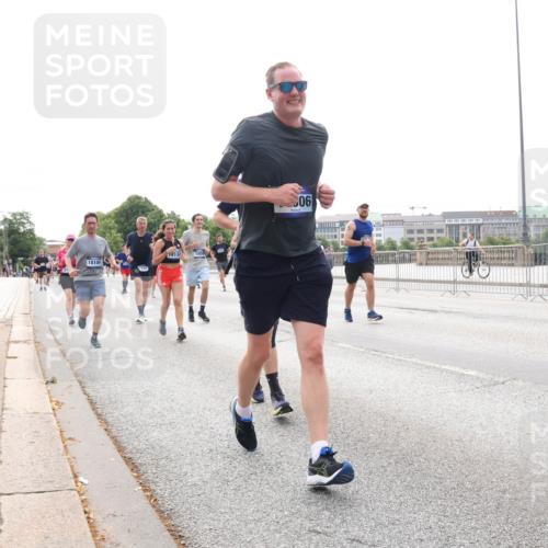 29.06.2025 - hella hamburg halbmarathon Lena Gebhardt http://msf.ph/oto/8405781 29.06.2025 10:24:19 Lombardsbrücke 18109, 1920, 181321009, 06, 1005, 1009, 1064, 1389, 1395, 1444, 2132, 2280, 2477, 3013, 3053, 3132, 3185, 3285, 3421, 3579, 3786, 4111, 4122, 4162, 4464, 4597, 4684, 4719, 4990, 4993, 5039, 5138, 5258, 5260, 5661, 5829, 5830, 5954, 6478, 6524, 6526, 6570, 7013, 7426, 7528, 7920, 7975, 8141, 8149, 8167, 8187, 8297, 8502, 8717, 9063, 9217, 9603, 11306, 11347, 11415, 12070, 12210, 12303, 13111, 13113, 13380, 13573, 13638, 13711, 14143 meine-sportfotos.de