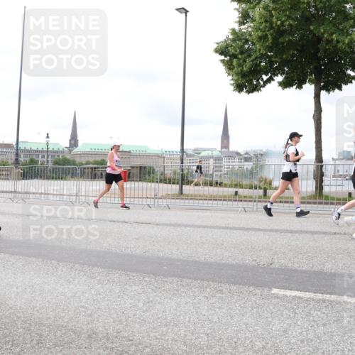 29.06.2025 - hella hamburg halbmarathon Lena Gebhardt http://msf.ph/oto/8405786 29.06.2025 10:58:41 Lombardsbrücke 7870, 1001, 1326, 1365, 1380, 1514, 1646, 1845, 2043, 2057, 2449, 2649, 2929, 3416, 3540, 3565, 3868, 4042, 4043, 4117, 4225, 4294, 4577, 4648, 5104, 5159, 5655, 5732, 5988, 6010, 6330, 6341, 6554, 6588, 6633, 6638, 6702, 6825, 6927, 7095, 7096, 7262, 7443, 7617, 7664, 7870, 7933, 7957, 7967, 8076, 8489, 8545, 8547, 8592, 8701, 8752, 9123, 9221, 9225, 9239, 9563, 9636, 9889, 9960, 9982, 10498 meine-sportfotos.de