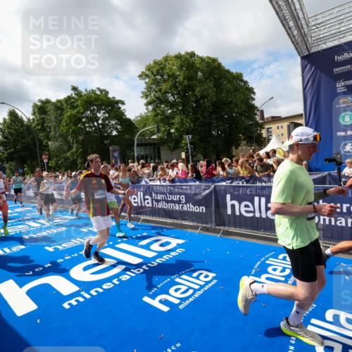 29.06.2025 - hella hamburg halbmarathon Zöllner http://msf.ph/oto/8405789 29.06.2025 10:40:50 Ziel 1631, 1882, 2750, 4634, 4889, 5014, 5026, 5745, 6429, 7080, 7109, 7378, 7622, 8074, 8629, 9294, 9979, 10369, 10900, 11959, 14092, 15351, 16201, 16249, 17486 meine-sportfotos.de