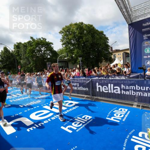 29.06.2025 - hella hamburg halbmarathon Zöllner http://msf.ph/oto/8405801 29.06.2025 10:40:50 Ziel 1631, 1882, 2750, 4634, 4889, 5014, 5026, 5745, 6429, 7080, 7109, 7378, 7622, 8074, 8629, 9294, 9979, 10369, 10900, 11959, 14092, 15351, 16201, 16249, 17486 meine-sportfotos.de