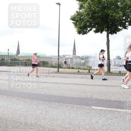 29.06.2025 - hella hamburg halbmarathon Lena Gebhardt http://msf.ph/oto/8405802 29.06.2025 10:58:41 Lombardsbrücke 7870, 1001, 1326, 1365, 1380, 1514, 1646, 1845, 2043, 2057, 2449, 2649, 2929, 3416, 3540, 3565, 3868, 4042, 4043, 4117, 4225, 4294, 4577, 4648, 5104, 5159, 5655, 5732, 5988, 6010, 6330, 6341, 6554, 6588, 6633, 6638, 6702, 6825, 6927, 7095, 7096, 7262, 7443, 7617, 7664, 7870, 7933, 7957, 7967, 8076, 8489, 8545, 8547, 8592, 8701, 8752, 9123, 9221, 9225, 9239, 9563, 9636, 9889, 9960, 9982, 10498 meine-sportfotos.de