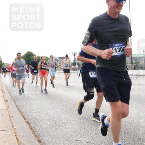 29.06.2025 - hella hamburg halbmarathon Lena Gebhardt http://msf.ph/oto/8405814 29.06.2025 10:24:20 Lombardsbrücke 8187, 18109, 7920, 18132, 1009, 138, 1300, 1005, 1009, 1064, 1389, 1395, 1444, 2132, 2280, 2477, 3013, 3053, 3132, 3185, 3285, 3421, 3579, 3786, 4111, 4122, 4162, 4221, 4464, 4597, 4684, 4719, 4990, 4993, 5039, 5138, 5258, 5260, 5661, 5829, 5830, 5954, 6478, 6524, 6526, 6570, 7013, 7426, 7528, 7920, 7975, 8141, 8149, 8167, 8187, 8297, 8502, 8717, 9063, 9217, 9603, 11306, 11347, 11415, 12070, 12210, 12303, 13111, 13113, 13380, 13573, 13638, 13711, 14143 meine-sportfotos.de