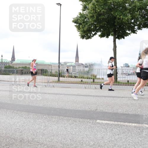 29.06.2025 - hella hamburg halbmarathon Lena Gebhardt http://msf.ph/oto/8405820 29.06.2025 10:58:41 Lombardsbrücke 1001, 1326, 1365, 1380, 1514, 1646, 1845, 2043, 2057, 2449, 2649, 2929, 3416, 3540, 3565, 3868, 4042, 4043, 4117, 4225, 4294, 4577, 4648, 5104, 5159, 5655, 5732, 5988, 6010, 6330, 6341, 6554, 6588, 6633, 6638, 6702, 6825, 6927, 7095, 7096, 7262, 7443, 7617, 7664, 7870, 7933, 7957, 7967, 8076, 8489, 8545, 8547, 8592, 8701, 8752, 9123, 9221, 9225, 9239, 9563, 9636, 9889, 9960, 9982, 10498 meine-sportfotos.de
