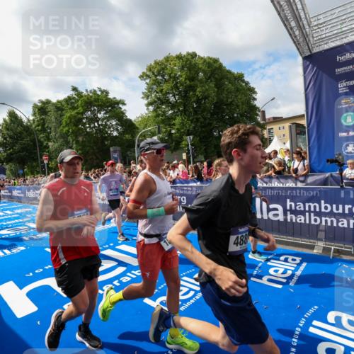 29.06.2025 - hella hamburg halbmarathon Zöllner http://msf.ph/oto/8405835 29.06.2025 10:40:52 Ziel 1631, 1882, 2750, 4634, 4889, 5014, 5026, 5745, 6429, 7080, 7109, 7378, 8074, 8629, 9547, 9979, 10369, 10934, 11959, 14092, 14661, 15351, 16201, 16249, 17486 meine-sportfotos.de