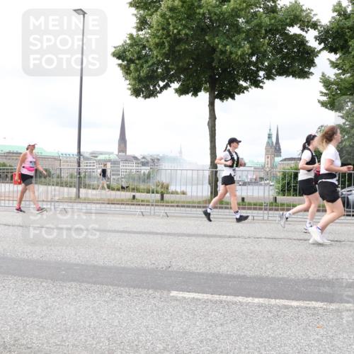 29.06.2025 - hella hamburg halbmarathon Lena Gebhardt http://msf.ph/oto/8405849 29.06.2025 10:58:42 Lombardsbrücke 870, 1001, 1326, 1365, 1380, 1514, 1646, 1845, 2043, 2057, 2449, 2649, 2929, 3231, 3416, 3540, 3565, 3868, 4042, 4043, 4117, 4225, 4294, 4577, 4648, 5159, 5655, 5732, 5988, 6010, 6330, 6341, 6554, 6588, 6633, 6638, 6702, 6825, 6927, 7095, 7096, 7443, 7617, 7664, 7870, 7933, 7957, 7967, 8076, 8489, 8545, 8547, 8592, 8701, 8752, 9123, 9221, 9225, 9239, 9563, 9636, 9889, 9960, 9982, 10498 meine-sportfotos.de