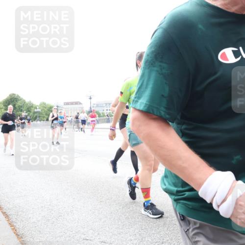 29.06.2025 - hella hamburg halbmarathon Lena Gebhardt http://msf.ph/oto/8405852 29.06.2025 10:50:23 Lombardsbrücke 5119, 1469, 1259, 1487, 1511, 1828, 2047, 3203, 3680, 3701, 3710, 3805, 3838, 3897, 4090, 4168, 4642, 4695, 4961, 5119, 5131, 5749, 5751, 5997, 6680, 6830, 7505, 7677, 7721, 7722, 7755, 7938, 8254, 8299, 8834, 9605, 9933, 9940, 10060, 10286, 10617, 10744, 11030, 11426, 11696, 11716, 11760, 12079, 13127, 13128, 13309, 13381, 13744, 13846, 13887, 14102, 14144, 14505, 14591, 14940, 15017, 15230, 15416, 15626 meine-sportfotos.de
