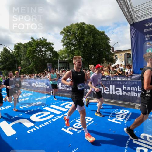 29.06.2025 - hella hamburg halbmarathon Zöllner http://msf.ph/oto/8405857 29.06.2025 10:40:52 Ziel 1631, 1882, 2750, 4634, 4889, 5014, 5026, 5745, 6429, 7080, 7109, 7378, 8074, 8629, 9547, 9979, 10369, 10934, 11959, 14092, 14661, 15351, 16201, 16249, 17486 meine-sportfotos.de