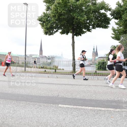 29.06.2025 - hella hamburg halbmarathon Lena Gebhardt http://msf.ph/oto/8405877 29.06.2025 10:58:42 Lombardsbrücke 870, 1001, 1326, 1365, 1380, 1514, 1646, 1845, 2043, 2057, 2449, 2649, 2929, 3231, 3416, 3540, 3565, 3868, 4042, 4043, 4117, 4225, 4294, 4577, 4648, 5159, 5655, 5732, 5988, 6010, 6330, 6341, 6554, 6588, 6633, 6638, 6702, 6825, 6927, 7095, 7096, 7443, 7617, 7664, 7870, 7933, 7957, 7967, 8076, 8489, 8545, 8547, 8592, 8701, 8752, 9123, 9221, 9225, 9239, 9563, 9636, 9889, 9960, 9982, 10498 meine-sportfotos.de