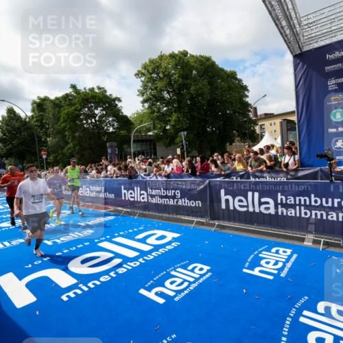 29.06.2025 - hella hamburg halbmarathon Zöllner http://msf.ph/oto/8405890 29.06.2025 10:40:55 Ziel 1631, 1677, 6429, 7109, 7378, 9547, 9979, 10369, 10934, 11959, 12088, 12385, 13029, 14661, 18173 meine-sportfotos.de