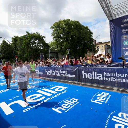 29.06.2025 - hella hamburg halbmarathon Zöllner http://msf.ph/oto/8405897 29.06.2025 10:40:56 Ziel 1631, 1677, 6429, 7109, 7378, 9547, 9979, 10369, 10934, 12088, 12385, 13029, 13158, 14661, 15689, 16347, 17032, 17720, 18173 meine-sportfotos.de
