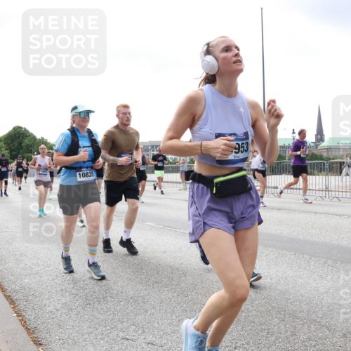 29.06.2025 - hella hamburg halbmarathon Lena Gebhardt http://msf.ph/oto/8405898 29.06.2025 10:41:17 Lombardsbrücke 11851, 4775, 10835, 953, 1317, 1536, 1542, 1731, 2153, 2229, 2258, 2805, 2858, 3344, 3532, 3533, 3623, 4234, 4412, 4415, 4530, 4610, 4638, 4774, 4775, 5086, 5225, 5549, 5688, 5689, 5753, 5928, 5942, 6088, 6098, 6250, 6474, 6793, 6842, 6894, 7022, 7023, 7661, 7821, 7829, 8293, 8385, 8429, 8430, 8586, 8751, 8769, 8878, 8992, 9009, 9237, 9962, 10181, 10269, 10348, 10407, 10483, 10644, 10835, 11053, 11166 meine-sportfotos.de