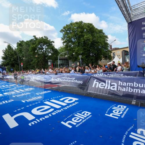 29.06.2025 - hella hamburg halbmarathon Zöllner http://msf.ph/oto/8405901 29.06.2025 10:06:03 Ziel 24 meine-sportfotos.de