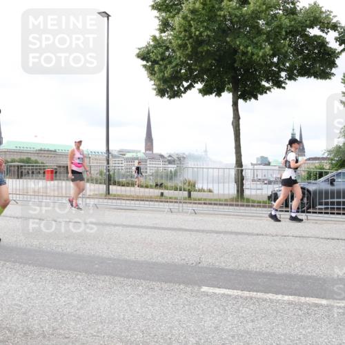 29.06.2025 - hella hamburg halbmarathon Lena Gebhardt http://msf.ph/oto/8405906 29.06.2025 10:58:42 Lombardsbrücke 7870, 1001, 1326, 1365, 1380, 1514, 1646, 1845, 2043, 2057, 2449, 2649, 2929, 3231, 3416, 3540, 3565, 3868, 4042, 4043, 4117, 4225, 4294, 4577, 4648, 5159, 5655, 5732, 5988, 6010, 6330, 6341, 6554, 6588, 6633, 6638, 6702, 6825, 6927, 7095, 7096, 7443, 7617, 7664, 7870, 7933, 7957, 7967, 8076, 8489, 8545, 8547, 8592, 8701, 8752, 9123, 9221, 9225, 9239, 9563, 9636, 9889, 9960, 9982, 10498 meine-sportfotos.de