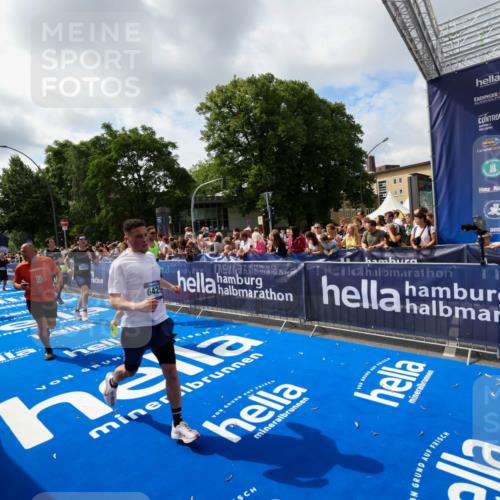 29.06.2025 - hella hamburg halbmarathon Zöllner http://msf.ph/oto/8405909 29.06.2025 10:40:56 Ziel 1631, 1677, 6429, 7109, 7378, 9547, 9979, 10369, 10934, 12088, 12385, 13029, 13158, 14661, 15689, 16347, 17032, 17720, 18173 meine-sportfotos.de