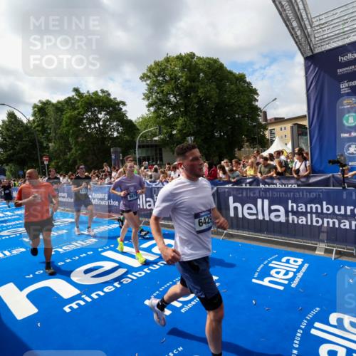 29.06.2025 - hella hamburg halbmarathon Zöllner http://msf.ph/oto/8405922 29.06.2025 10:40:56 Ziel 1631, 1677, 6429, 7109, 7378, 9547, 9979, 10369, 10934, 12088, 12385, 13029, 13158, 14661, 15689, 16347, 17032, 17720, 18173 meine-sportfotos.de
