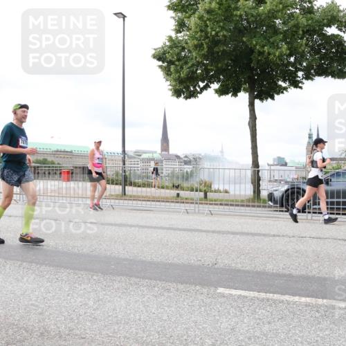 29.06.2025 - hella hamburg halbmarathon Lena Gebhardt http://msf.ph/oto/8405928 29.06.2025 10:58:42 Lombardsbrücke 7870, 1001, 1326, 1365, 1380, 1514, 1646, 1845, 2043, 2057, 2449, 2649, 2929, 3231, 3416, 3540, 3565, 3868, 4042, 4043, 4117, 4225, 4294, 4577, 4648, 5159, 5655, 5732, 5988, 6010, 6330, 6341, 6554, 6588, 6633, 6638, 6702, 6825, 6927, 7095, 7096, 7443, 7617, 7664, 7870, 7933, 7957, 7967, 8076, 8489, 8545, 8547, 8592, 8701, 8752, 9123, 9221, 9225, 9239, 9563, 9636, 9889, 9960, 9982, 10498 meine-sportfotos.de