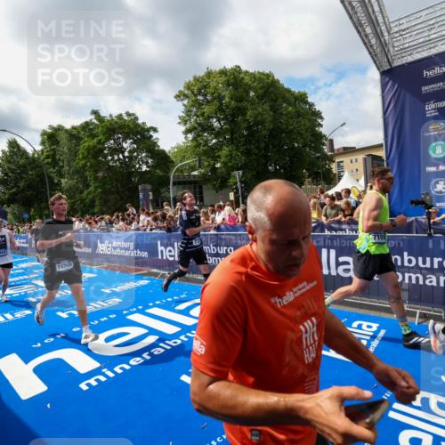 29.06.2025 - hella hamburg halbmarathon Zöllner http://msf.ph/oto/8405929 29.06.2025 10:40:57 Ziel 1631, 1677, 6429, 7109, 7378, 9547, 9979, 10369, 10934, 12088, 12385, 13029, 13158, 14661, 15689, 16347, 17032, 17720, 18173 meine-sportfotos.de