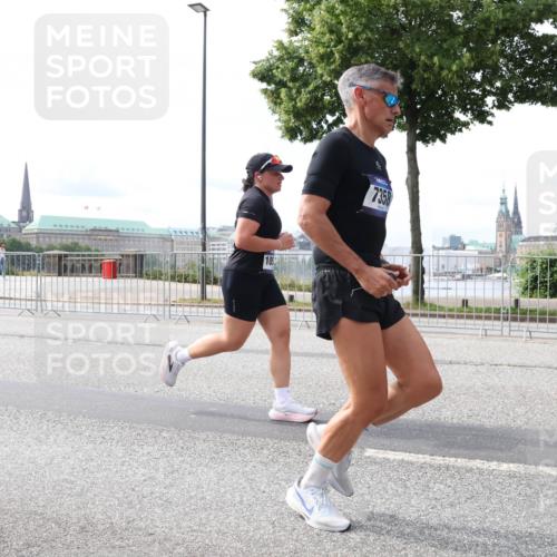 29.06.2025 - hella hamburg halbmarathon Lena Gebhardt http://msf.ph/oto/8405949 29.06.2025 10:16:38 Lombardsbrücke 7358, 1117, 1212, 1240, 1244, 1403, 1599, 1602, 1825, 2347, 2835, 2912, 3030, 3088, 3134, 3156, 3176, 3450, 3484, 3648, 3687, 4478, 4583, 4637, 5036, 5037, 5294, 6024, 6328, 6488, 6742, 6941, 6948, 7158, 7358, 7360, 7753, 7924, 8295, 8317, 8597, 8619, 8645, 8707, 8847, 8857, 9091, 9208, 9332, 9492, 9601, 9628, 9664, 9676, 9810, 9881, 10076, 10139, 10141, 10183, 10232, 10292, 10990, 11344, 11345 meine-sportfotos.de