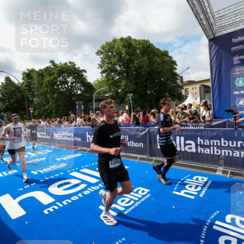 29.06.2025 - hella hamburg halbmarathon Zöllner http://msf.ph/oto/8405951 29.06.2025 10:40:58 Ziel 1631, 1677, 7109, 7378, 9547, 10369, 10934, 12088, 12385, 13029, 13158, 14661, 15689, 16347, 17032, 17720, 18173 meine-sportfotos.de