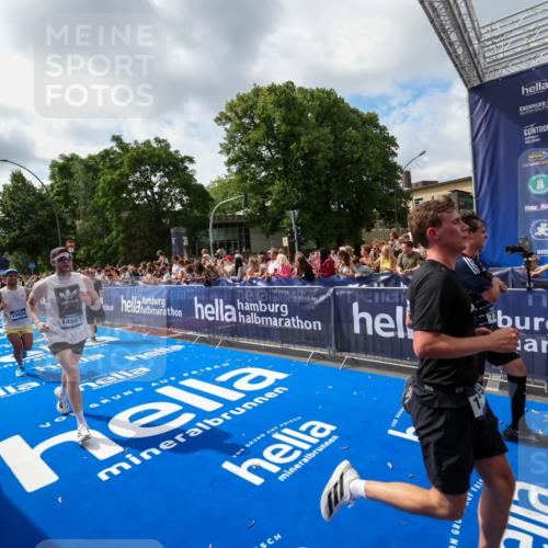 29.06.2025 - hella hamburg halbmarathon Zöllner http://msf.ph/oto/8405958 29.06.2025 10:40:58 Ziel 1631, 1677, 7109, 7378, 9547, 10369, 10934, 12088, 12385, 13029, 13158, 14661, 15689, 16347, 17032, 17720, 18173 meine-sportfotos.de