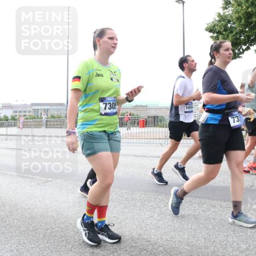 29.06.2025 - hella hamburg halbmarathon Lena Gebhardt http://msf.ph/oto/8405960 29.06.2025 10:50:23 Lombardsbrücke 7305, 1414, 73, 1641, 1259, 1487, 1511, 1828, 2047, 3203, 3680, 3701, 3710, 3805, 3838, 3897, 4090, 4168, 4642, 4695, 4961, 5119, 5131, 5749, 5751, 5997, 6680, 6830, 7505, 7677, 7721, 7722, 7755, 7938, 8254, 8299, 8834, 9605, 9933, 9940, 10060, 10286, 10617, 10744, 11030, 11426, 11696, 11716, 11760, 12079, 13127, 13128, 13309, 13381, 13744, 13846, 13887, 14102, 14144, 14505, 14591, 14940, 15017, 15230, 15416, 15626 meine-sportfotos.de