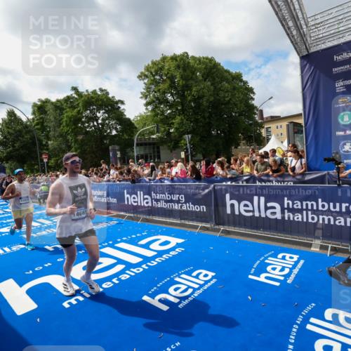 29.06.2025 - hella hamburg halbmarathon Zöllner http://msf.ph/oto/8405967 29.06.2025 10:40:59 Ziel 1677, 7378, 9547, 10369, 10934, 11922, 12088, 12385, 13029, 13158, 14661, 15689, 16347, 17032, 17720, 18173 meine-sportfotos.de